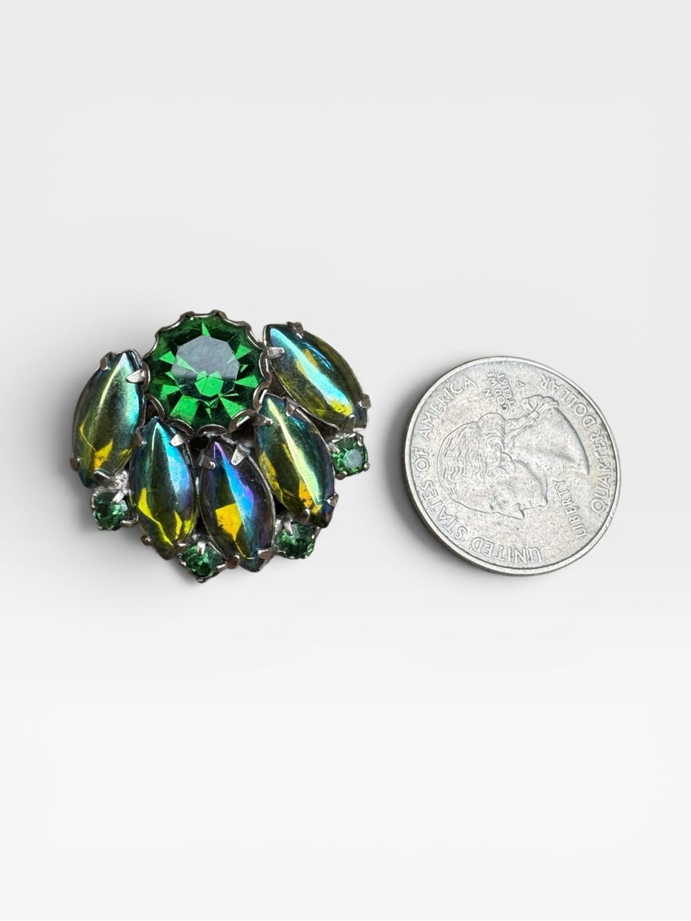 VINTAGE Green Marquis Carnival Glass Clip-On Earrings - Picture 4 of 6